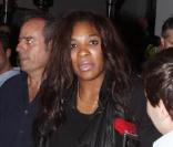 Serena Williams sort d'un club à Miami, avec son plâtre et ses béquilles, le 12 décembre 2010