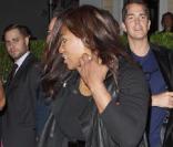 Serena Williams sort d'un club à Miami, avec son plâtre et ses béquilles, le 12 décembre 2010