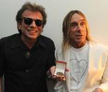 Philippe Manoeuvre reçoit les insignes de chevalier des Arts et des Lettres des mains d\'Iggy Pop, à Paris, le 7 juillet 2010