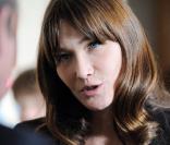 Carla Bruni en visite à l\'hôpital de Garches, le 15 décembre 2010.