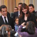 Carla Bruni continue de jouer la mère Noël au bras de son Président...