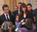 Nicolas Sarkozy et Carla Bruni lors du Noël de l\'Elysée le 15 décembre 2010 au Palais présidentiel