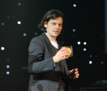 Benjamin Biolay (photo : le 29 novembre lors de la remise des Grands Prix de la Sacem 2010) sera le commentateur spécial d'une soirée 100% NBA sur Canal+ !