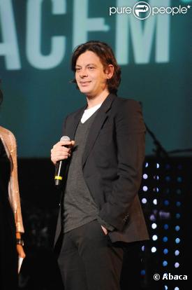 Benjamin Biolay (photo : le 29 novembre lors de la remise des Grands Prix de la Sacem 2010) sera le commentateur spécial d'une soirée 100% NBA sur Canal+ !