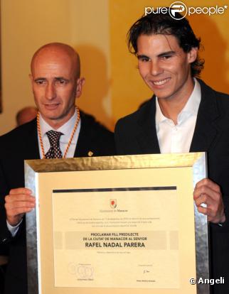 Rafael Nadal reçoit une récompense de la part de la ville de Manacor (Espagne) dont il est natif. Il a été désigné Enfant préféré de la ville, vendredi 17 décembre 2010.