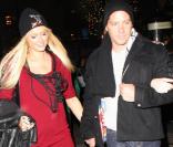 Paris Hilton s'offre une séance de shopping à New York, il y a quelques jours, en compagnie de son petit ami Cy Waits, de sa maman Kathy, et de sa tante Kyle Richards.