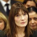Carla Bruni, dans la peau d'une intervieweuse, renoue avec son passé...