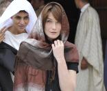 Farida Khelfa et Carla Bruni lors d'un voyage en Tunisie en 2008