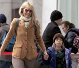 Laura Dern et ses enfants Ellery et Jaya en virée shopping à New York, mi-décembre 2010