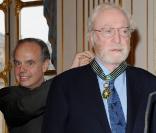 L'acteur britannique Michael Caine a été fait Comandeur dans l'ordre des Arts et des Lettres, par le ministre de la Culture Frédéric Mitterrand, au ministère de la Culture, à Paris, le 6 janvier 2011.