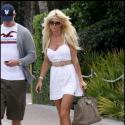 La sexy Victoria Silvstedt prolonge ses vacances, avec un inconnu !