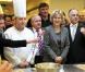 David Douillet et Nadine Morano lors de la visite de l'atelier de fabrication de la galette des rois et l'école de formation professionnelle du groupe Lenôtre, à Plaisir, le 5 janvier 2011. 