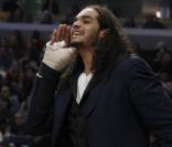Joakim Noah, qui s\'est blessé au pouce en décembre 2010, ronge son frein en attendant de pouvoir rejouer en NBA. Le 10 janvier 2011, comme à chaque match, il motivait les troupes depuis le bord du terrain...<br />