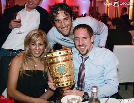 Franck Ribéry et son épouse, Wahiba, avec le joueur Luca Toni