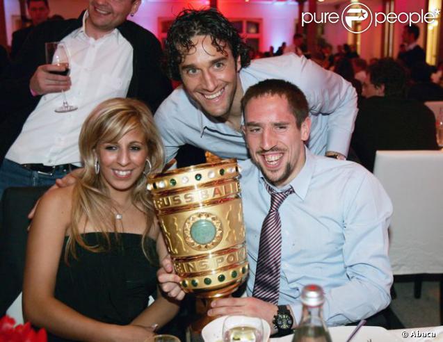 Franck Ribéry et son épouse, Wahiba, avec le joueur Luca Toni