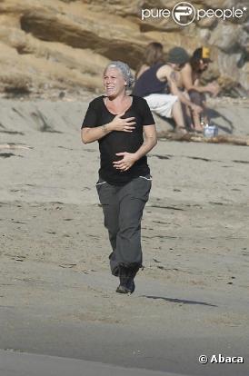 Pink, son mari Carey Hart et leurs amis jouent sur la plage à Malibu avec leurs chiens, le 9 janvier 2011