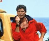 Ci-dessus, The Hoff au sommet de sa carrière avec son rôle de Mitch Buchannon dans Alerte A Malibu. 
