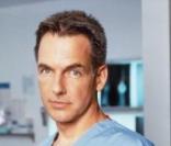 A l'époque il jouait dans la série Chicago Hope ! Et oui encore un médecin ! 