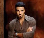 Shemar Moore ... avec des cheveux et dans les Feux de l'Amour ! Ca fait beaucoup d'un coup. 