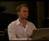 Dans cette vidéo, Barney Stinson (Neil Patrick Harris) s'auto complimente sur son blog car 