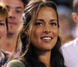 Ana Ivanovic, superbe, assistait le 27 janvier 2011 à la victoire de Novak Djokovic face à Roger Federer en demi-finale de l'Open d'Australie.