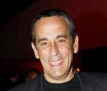 L'homme en noir n'a pas changé depuis ses débuts à la télé.  