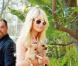 Paris Hilton ne cache plus ses rondeurs... Ces clichés l'illustrant avec ses chihuahuas à Los Angeles, le dimanche 23 janvier, font quasiment office de preuve.