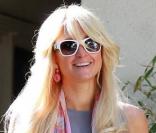Paris Hilton ne cache plus ses rondeurs... Ces clichés l\'illustrant avec ses chihuahuas à Los Angeles, le dimanche 23 janvier, font quasiment office de preuve.