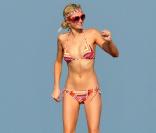 Paris Hilton l'été 2010 à Saint Tropez... beaucoup plus mince, y a pas photo !!