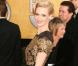 January Jones superbe dans une robe noire et or Carolina Herrera  