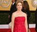 Edie Falco dans une robe framboise qui lui donne 10 ans de plus ! 