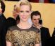 January Jones en Carolina Herrera, parfaite dans sa longue robe dorée  