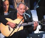 Maxime Le Forestier, en 2001, reprenant Les quatre bacheliers de Brassens (une chanson évoquant son adolescence sétoise et ses 400 coups dans la cité héraultaise, qui lui valurent une 