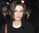Keira Knightley exécute un look tomboy étudié à la perfection illuminé par une robe vert anis et des boots camel.