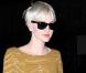 Ashlee Simpson peaufine son look garçon manqué à coup de derbies et de top rayé. On dit bravo.
