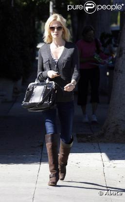 January Jones, une gravure de mode... même pour sortir les poubelles, à Los Angeles, le 4 février 2011.
