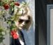 January Jones, une gravure de mode... même pour sortir les poubelles, à Los Angeles, le 4 février 2011.