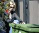 January Jones, une gravure de mode... même pour sortir les poubelles, à Los Angeles, le 4 février 2011.