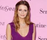 Sur tapis rouge, Mischa Barton ose le violet, une couleur en adéquation avec son teint frais et ses cheveux dorés en 2006. 