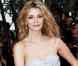 Sur le carpet Mischa Barton porte la robe sirène à merveille sans l'effet guimauve grâce à une chevelure wavy et une attitude décontractée en 2007.
