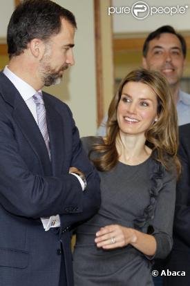 Letizia d'Espagne et Felipe d'Espagne visitent une station de radio à Madrid, le 9 février 2011.