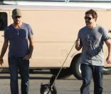 Eduardo Cruz et son beau-frère Javier Bardem, non loin du Cedars Sinai Center à Los Angeles où Penélope Cruz a accouché, le 17 janvier 2011 