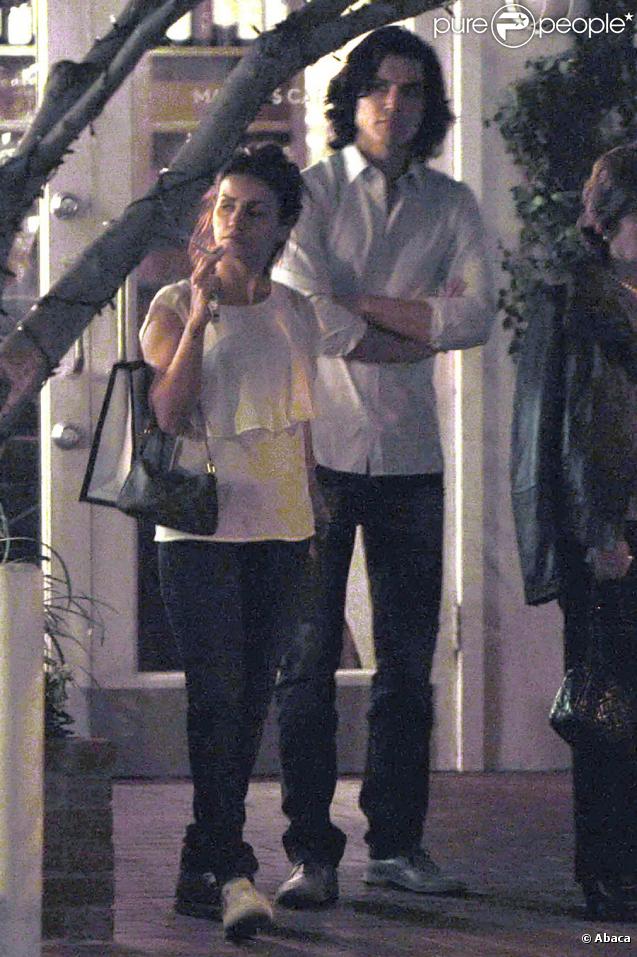 Monica Cruz, sa mère Encarna et son boyfriend Alex Gonzalez vont dîner ensemble le 25 janvier 2011, non loin du Cedars Sinai Center à Los Angeles où Penélope Cruz a accouché