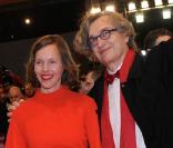 Le cinéaste Wim Wenders et sa femme Donata à l'occasion de la présentation de  True Grit , en ouverture de la 61e Berlinale, le 10 février 2011.