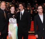 Jeff Bridges, Hailee Steinfeld et les frères Coen à l'occasion de la présentation de  True Grit , en ouverture de la 61e Berlinale, le 10 février 2011.
