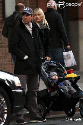 Karolina Kurkova à New York avec son compagnon et son fils, Toby. Le 10 février 2011