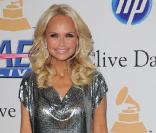 Kristin Chenoweth était invitée à assister au dîner de gala organisé en marge  de la cérémonie des Grammy Awards 2011, samedi 12 février, au Beverly  Hilton Hotel de Los Angeles.