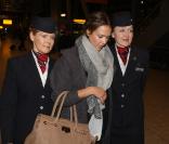 Jessica Alba arrive à Londres escortée par deux hôtesses de la British Airways, le 12 février 2011