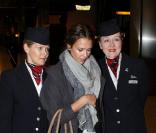 Jessica Alba arrive à Londres escortée par deux hôtesses de la British Airways, le 12 février 2011