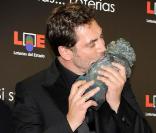 Le grand Javier Bardem remporte le prix du meilleur acteur lors de la cérémonie des Goya Awards 2011, à Madrid, le 13 février 2011.